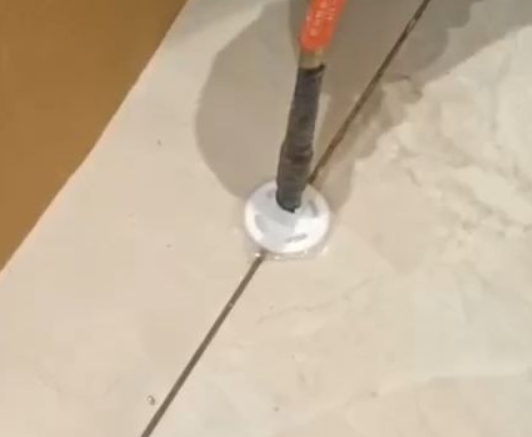 辉县瓷砖空鼓维修公司专业解答瓷砖在铺贴过程中，如果没有涂抹均匀到位的粘结材料（如水泥砂浆或瓷砖胶），可能会导致以下问题