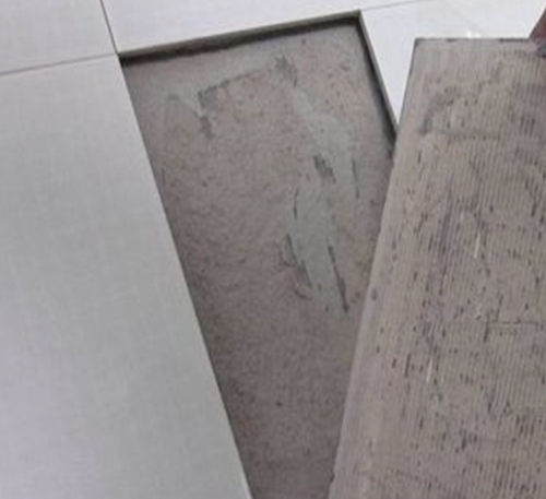 辉县瓷砖空鼓维修公司分享瓷砖铺贴时如果打浆（即涂抹在瓷砖背面和基层上的砂浆或瓷砖胶）过少，会带来以下问题